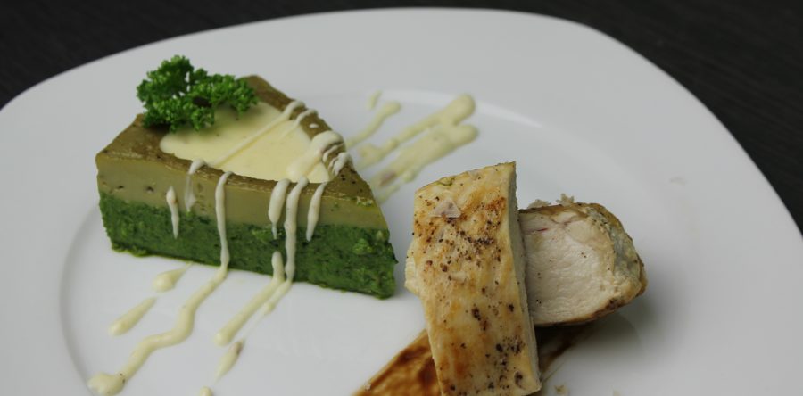 Spinatpudding mit Räucherkäse-Füllung als Beilage zu Hähnchenbrust