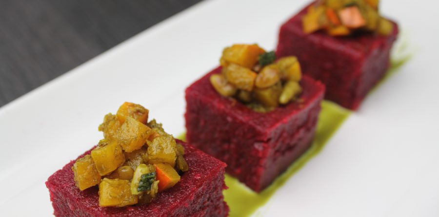 Rote-Beete-Orangen-Creme-Würfel mit Kürbis-Pinienkerne-Salsa